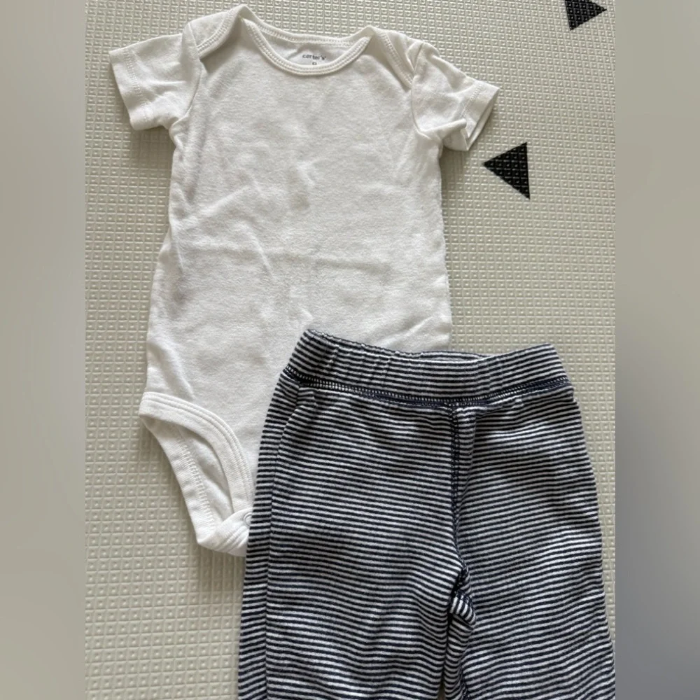 Carter’s|Baby gender neutral matching outfit,stripe joggers & white bodysuit•••